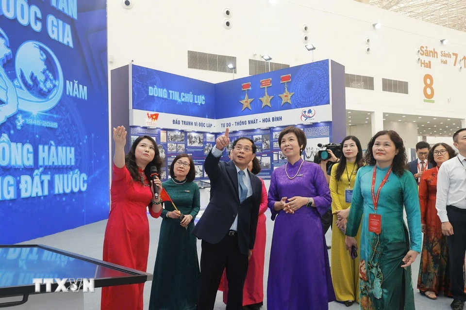 Phó Thủ tướng Chính phủ, Bộ trưởng Ngoại giao Bùi Thanh Sơn tham quan gian trưng bày của TTXVN. (Ảnh: Minh Quyết/TTXVN)