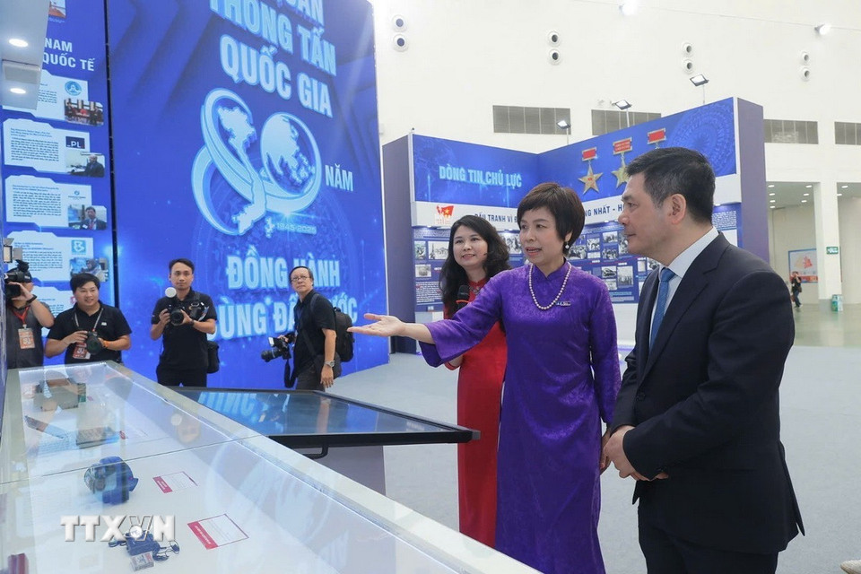 Đoàn Bộ Công Thương do Bộ trưởng Nguyễn Hồng Diên dẫn đầu tham quan gian trưng bày của TTXVN. (Ảnh: Minh Quyết/TTXVN)