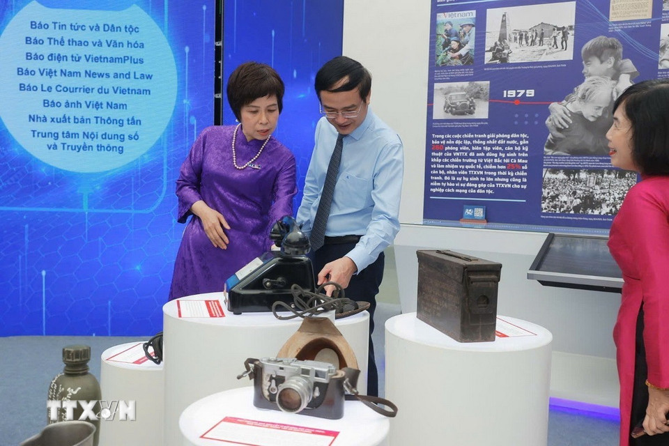 Đoàn Bộ Công Thương do Bộ trưởng Nguyễn Hồng Diên dẫn đầu tham quan gian trưng bày của TTXVN. (Ảnh: Minh Quyết/TTXVN)