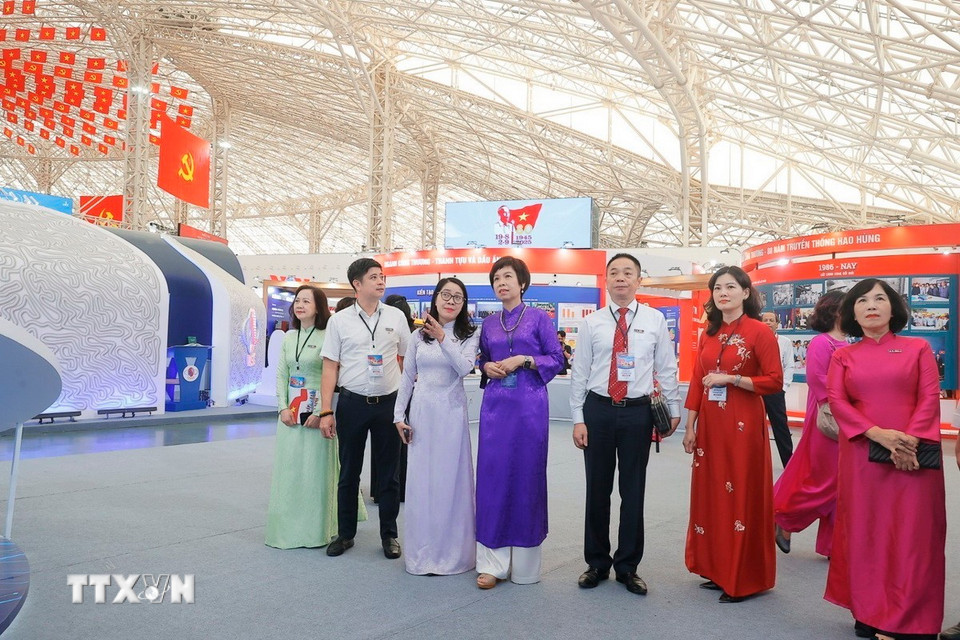 Các đại biểu tại gian trưng bày của TTXVN. (Ảnh: Minh Quyết/TTXVN)