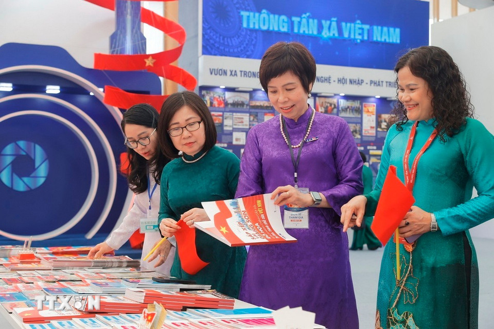 Đại biểu tham quan gian trưng bày của TTXVN tại triển lãm. (Ảnh: Minh Quyết/TTXVN)