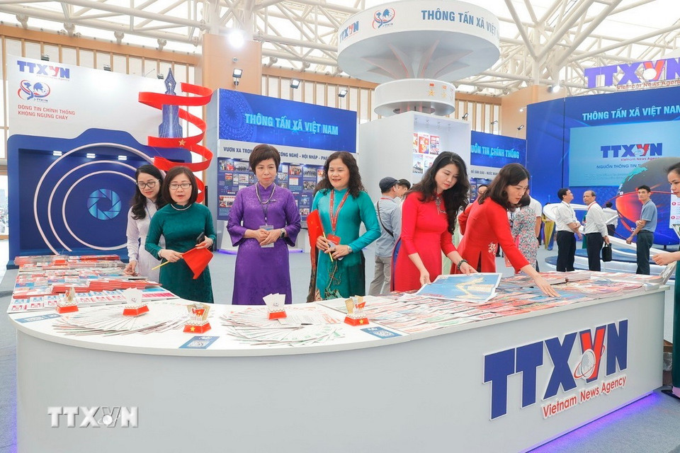 Đại biểu tham quan gian trưng bày của TTXVN tại triển lãm. (Ảnh: Minh Quyết/TTXVN)