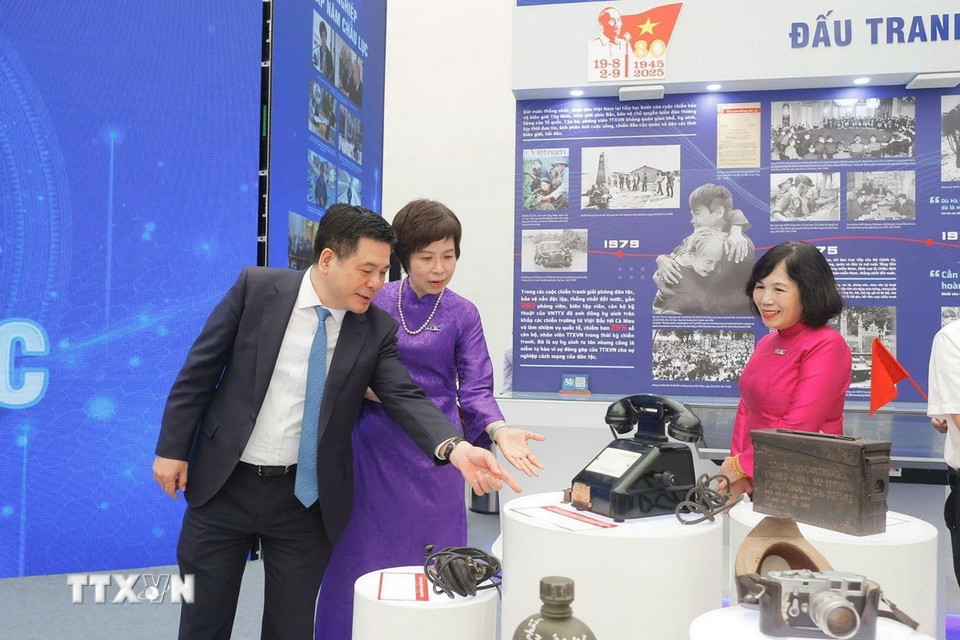 Đoàn Bộ Công Thương do Bộ trưởng Nguyễn Hồng Diên dẫn đầu tham quan gian trưng bày của TTXVN. (Ảnh: Minh Quyết/TTXVN)