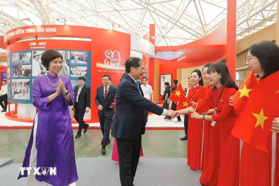 Phó Thủ tướng Chính phủ, Bộ trưởng Ngoại giao Bùi Thanh Sơn tham quan gian trưng bày của TTXVN. (Ảnh: Minh Quyết/TTXVN)