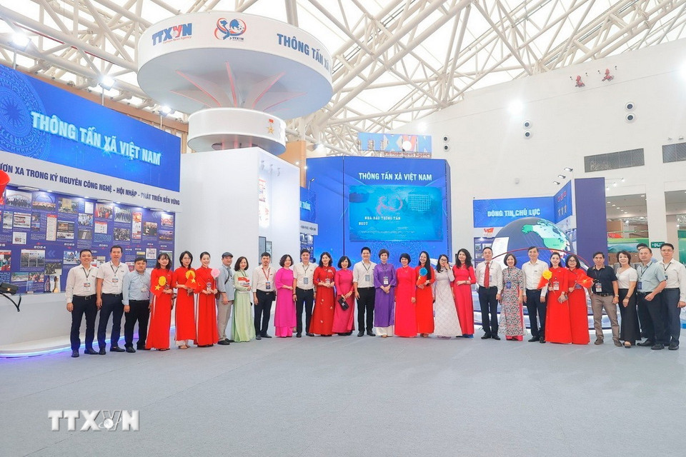 Các đại biểu tại gian trưng bày của TTXVN. (Ảnh: Minh Quyết/TTXVN)