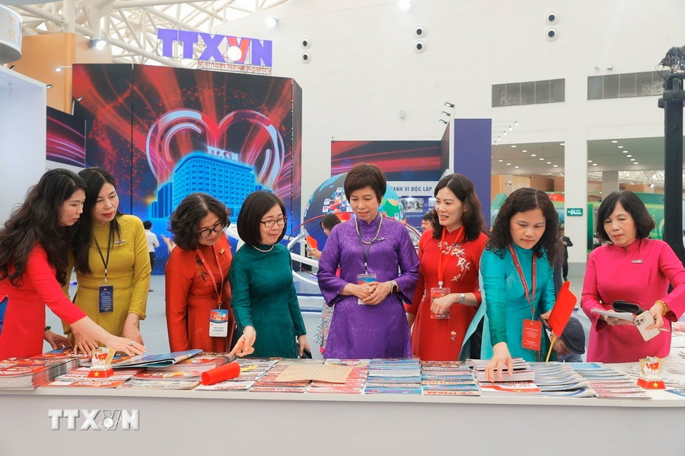 Đại biểu tham quan gian trưng bày của TTXVN tại triển lãm. (Ảnh: Minh Quyết/TTXVN)