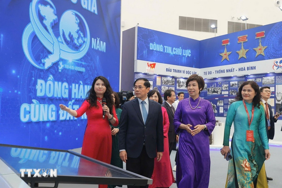 Phó Thủ tướng Chính phủ, Bộ trưởng Ngoại giao Bùi Thanh Sơn tham quan gian trưng bày của TTXVN. (Ảnh: Minh Quyết/TTXVN)