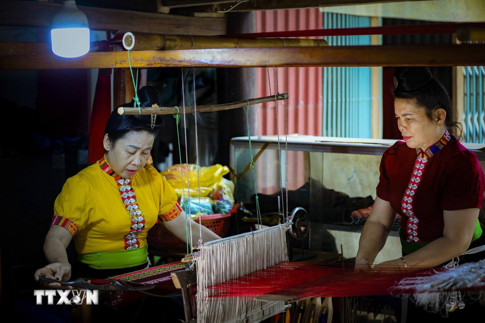 Nghệ nhân Quàng Thị Tâm và Quàng Thị Dinh ở phường Nam Thanh, thành phố Điện Biên Phủ dệt thổ cẩm trang phục truyền thống dân tộc Thái. (Ảnh: Xuân Tư/TTXVN)