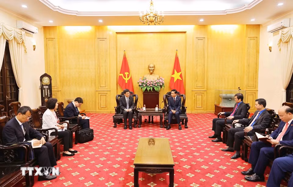 Phó Giáo sư-Tiến sỹ Hoàng Phúc Lâm, Phó Bí thư Đảng ủy, Phó Giám đốc Học viện Chính trị quốc gia Hồ Chí Minh tiếp đồng chí A Đông, Bí thư thứ nhất Ban Bí thư Trung ương Đoàn Thanh niên Cộng sản Trung Quốc. (Ảnh: Minh Đức/TTXVN)