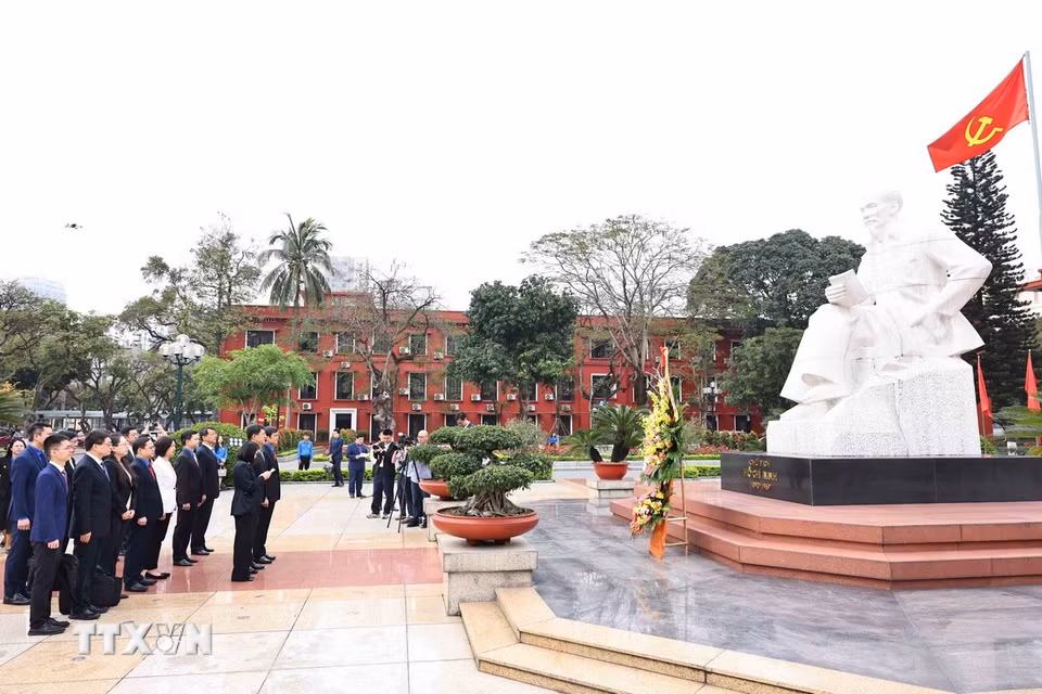 Các đại biểu thanh niên hai nước dâng hoa tại tượng đài Chủ tịch Hồ Chí Minh. (Ảnh: Minh Đức/TTXVN)