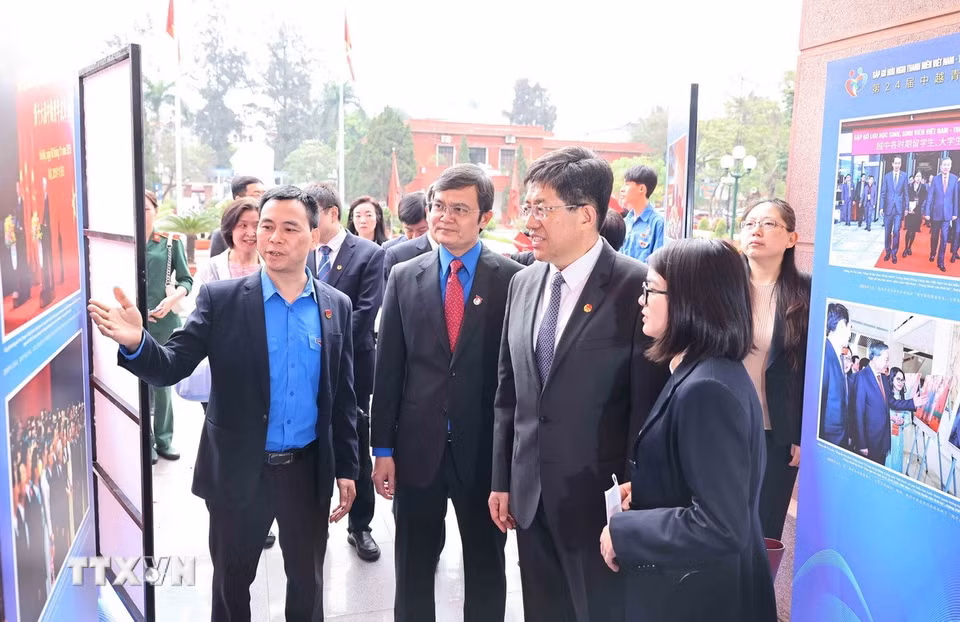 Các đại biểu tham quan triển lãm ảnh về các hoạt động giao lưu, hợp tác giữa Trung ương Đoàn và thanh thiếu nhi 2 nước. (Ảnh: Minh Đức/TTXVN)