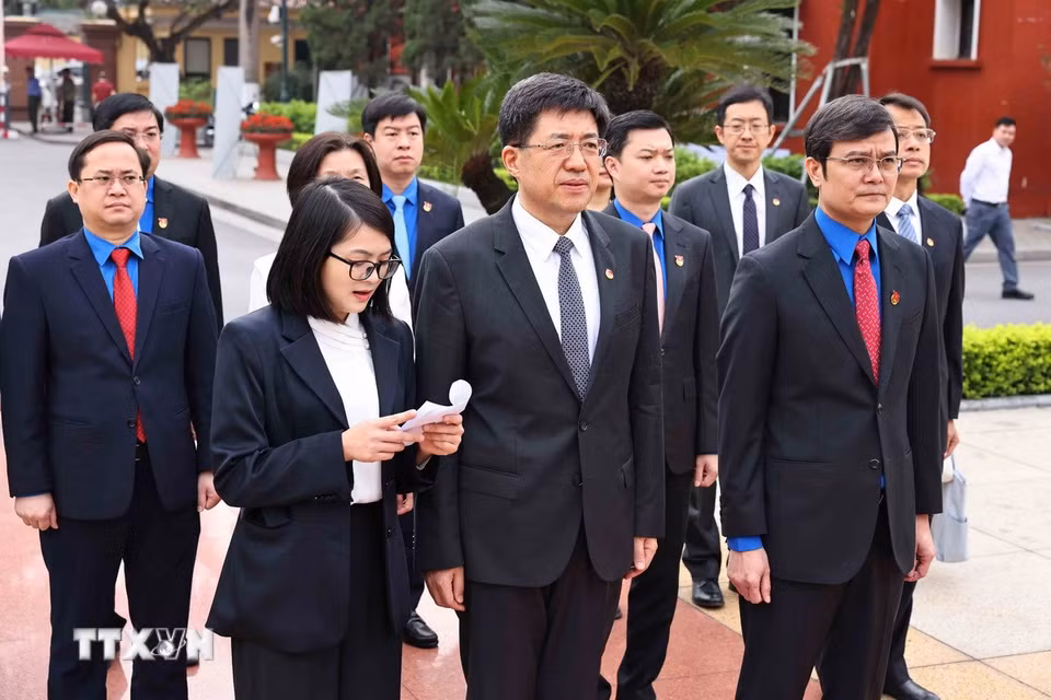 Đại biểu thanh niên hai nước dâng hoa tại tượng đài Chủ tịch Hồ Chí Minh. (Ảnh: Minh Đức/TTXVN)