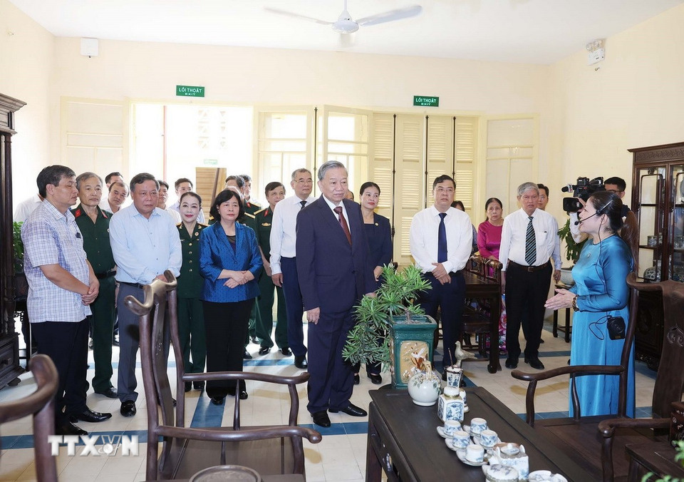Tổng Bí thư Tô Lâm thăm di tích nhà số 48 Hàng Ngang. (Ảnh: Thống Nhất/TTXVN)