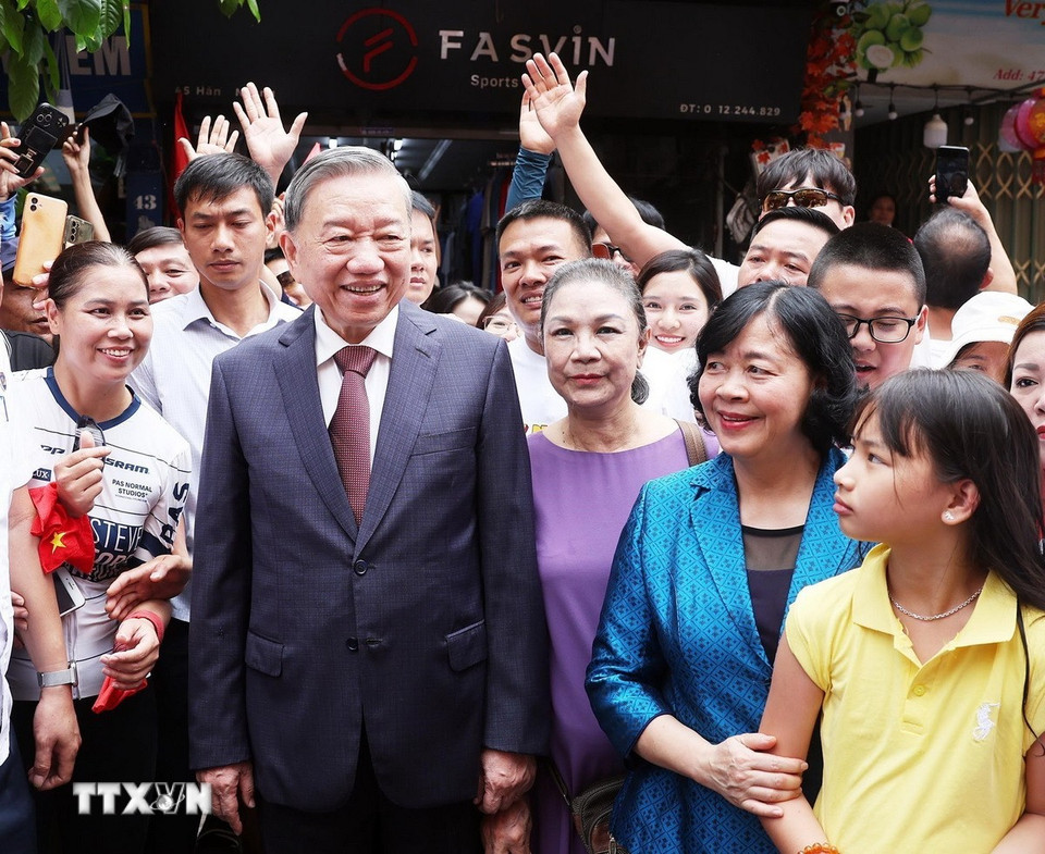 Tổng Bí thư Tô Lâm với nhân dân Phường Hoàn Kiếm. (Ảnh: Thống Nhất/TTXVN)