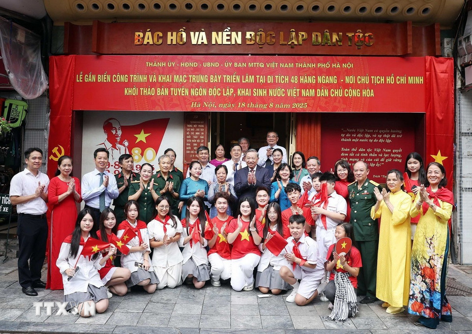 Tổng Bí thư Tô Lâm với cán bộ và nhân dân phường Hoàn Kiếm. (Ảnh: Thống Nhất/TTXVN)