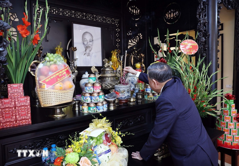 Tổng Bí thư Tô Lâm dâng hương Chủ tịch Hồ Chí Minh. (Ảnh: Thống Nhất/TTXVN)