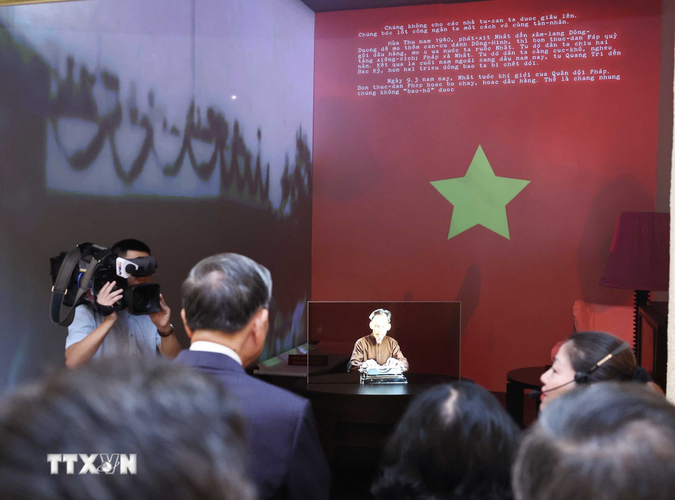 Tổng Bí thư Tô Lâm thăm di tích nhà số 48 Hàng Ngang. (Ảnh: Thống Nhất/TTXVN)