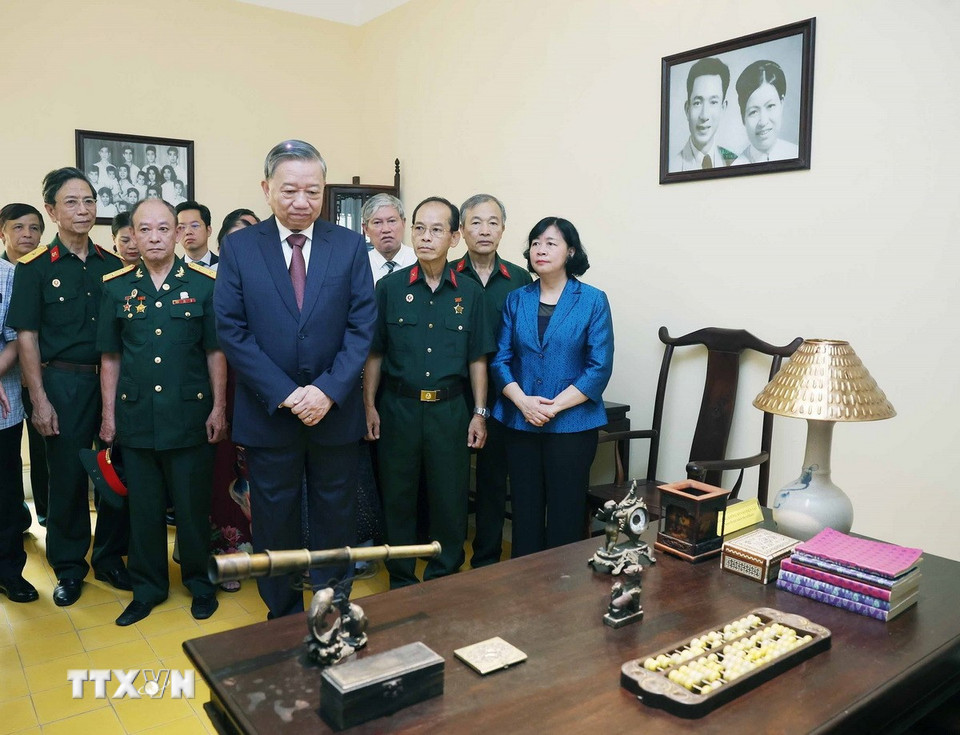 Tổng Bí thư Tô Lâm thăm di tích nhà số 48 Hàng Ngang. (Ảnh: Thống Nhất/TTXVN)