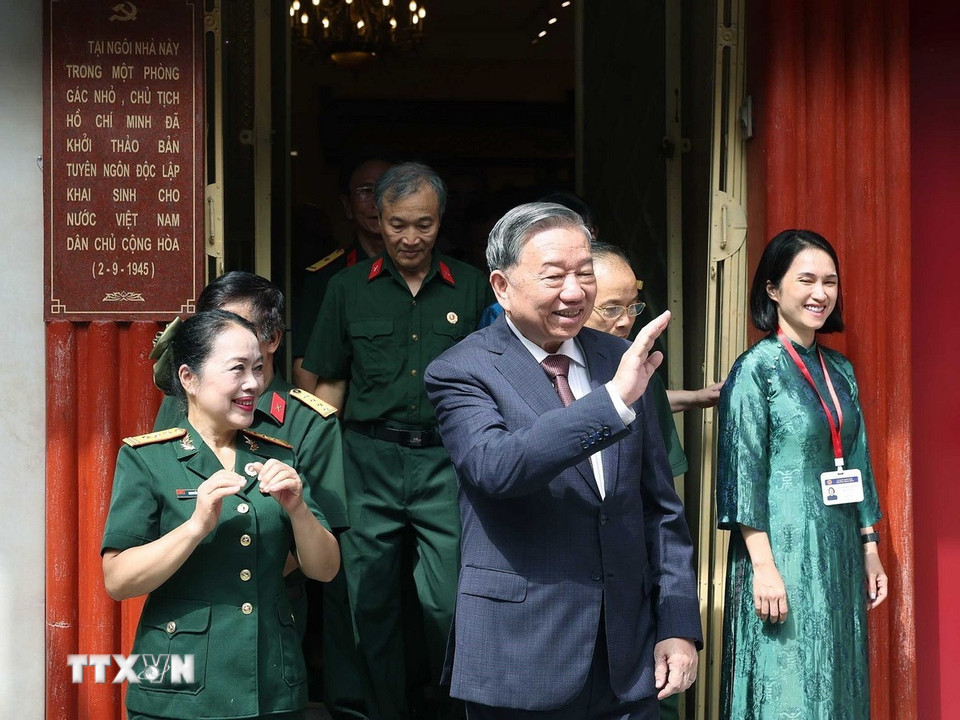 Tổng Bí thư Tô Lâm vẫy chào nhân dân. (Ảnh: Thống Nhất/TTXVN)