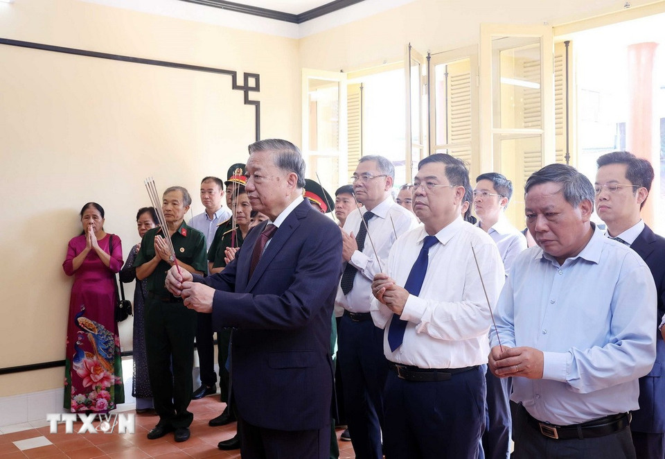 Tổng Bí thư Tô Lâm dâng hương Chủ tịch Hồ Chí Minh. (Ảnh: Thống Nhất/TTXVN)