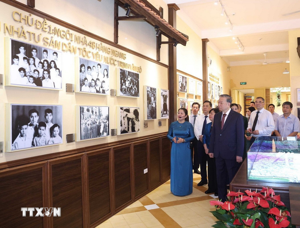 Tổng Bí thư Tô Lâm xem trưng bày tại di tích 48 Hàng Ngang. (Ảnh: Thống Nhất/TTXVN)