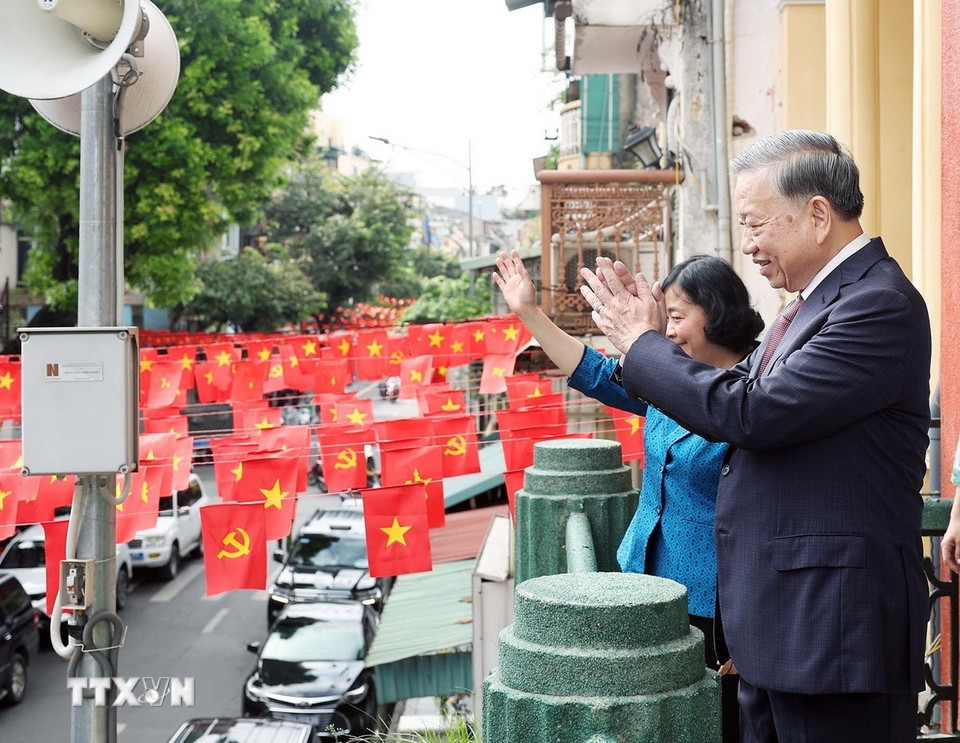 Tổng Bí thư Tô Lâm vẫy chào nhân dân. (Ảnh: Thống Nhất/TTXVN)