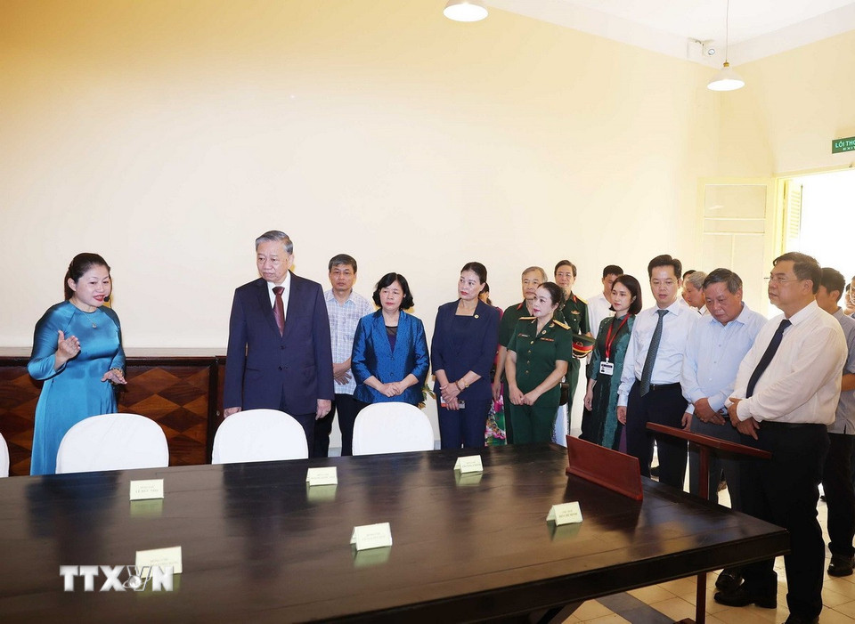 Tổng Bí thư Tô Lâm xem trưng bày tại di tích 48 Hàng Ngang. (Ảnh: Thống Nhất/TTXVN)