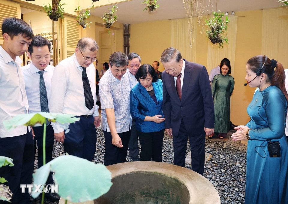 Tổng Bí thư Tô Lâm thăm di tích nhà số 48 Hàng Ngang. (Ảnh: Thống Nhất/TTXVN)
