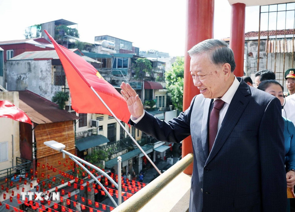 Tổng Bí thư Tô Lâm vẫy chào nhân dân. (Ảnh: Thống Nhất/TTXVN)