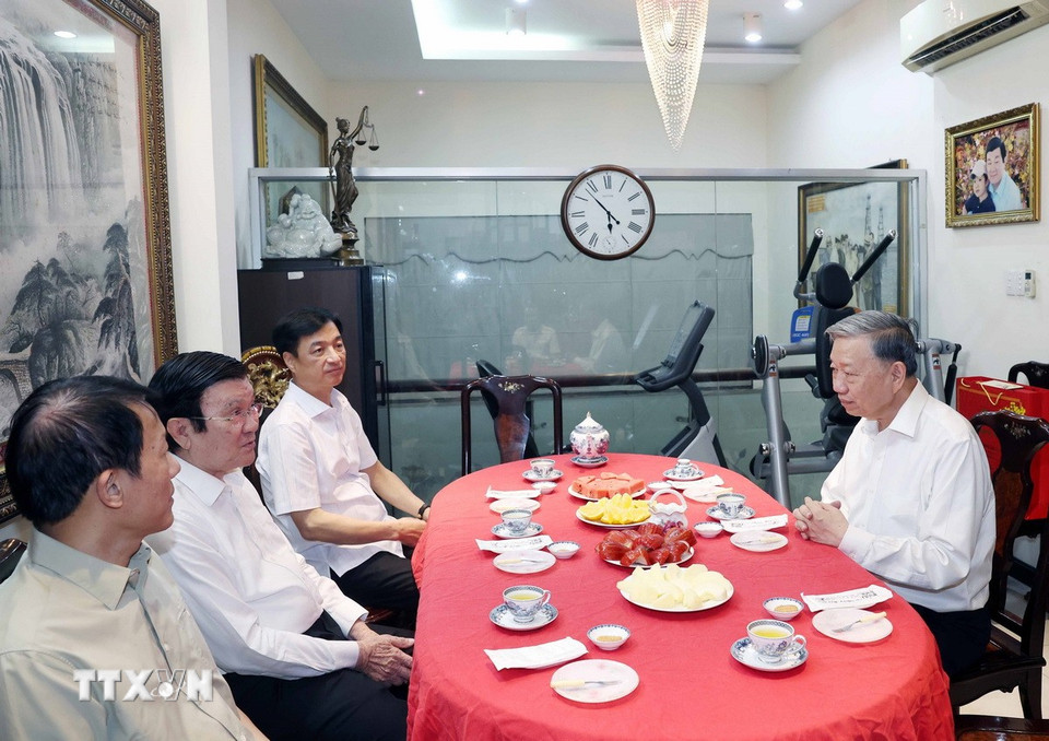 Tổng Bí thư Tô Lâm đến thăm, chúc Tết gia đình nguyên Ủy viên Bộ Chính trị, nguyên Chủ tịch nước Trương Tấn Sang. (Ảnh: Thống Nhất/TTXVN)