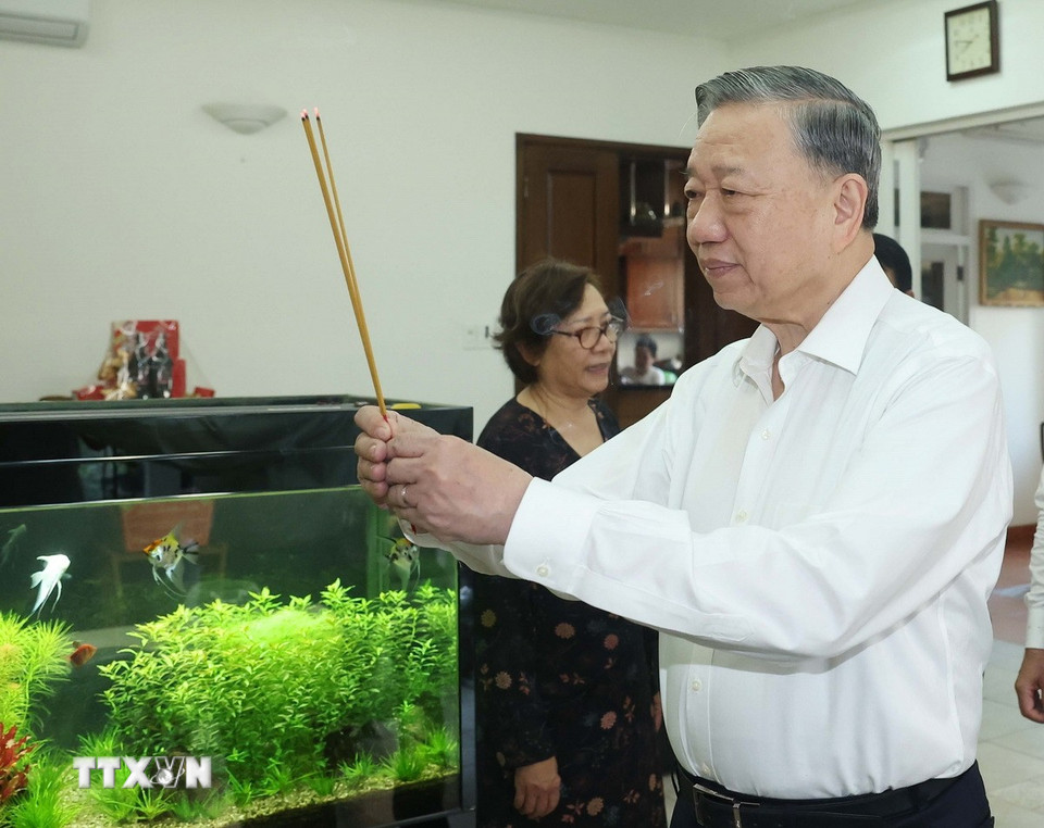 Tổng Bí thư Tô Lâm thắp hương tưởng nhớ Tổng Bí thư Nguyễn Văn Linh. (Ảnh: Thống Nhất/TTXVN)