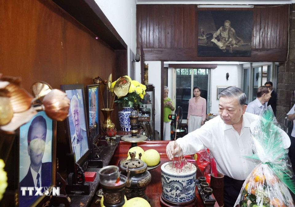 Tổng Bí thư Tô Lâm thắp hương tưởng nhớ Đại tướng Mai Chí Thọ, nguyên Ủy viên Bộ Chính trị, nguyên Bộ trưởng Bộ Nội vụ, nguyên Bí thư Thành ủy, Chủ tịch Ủy ban Nhân dân Thành phố Hồ Chí Minh. (Ảnh: Thống Nhất/TTXVN)
