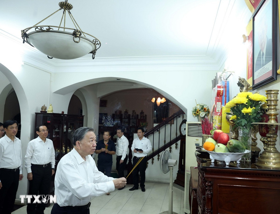 Tổng Bí thư Tô Lâm thắp hương tưởng nhớ Tổng Bí thư Lê Duẩn. (Ảnh: Thống Nhất/TTXVN)