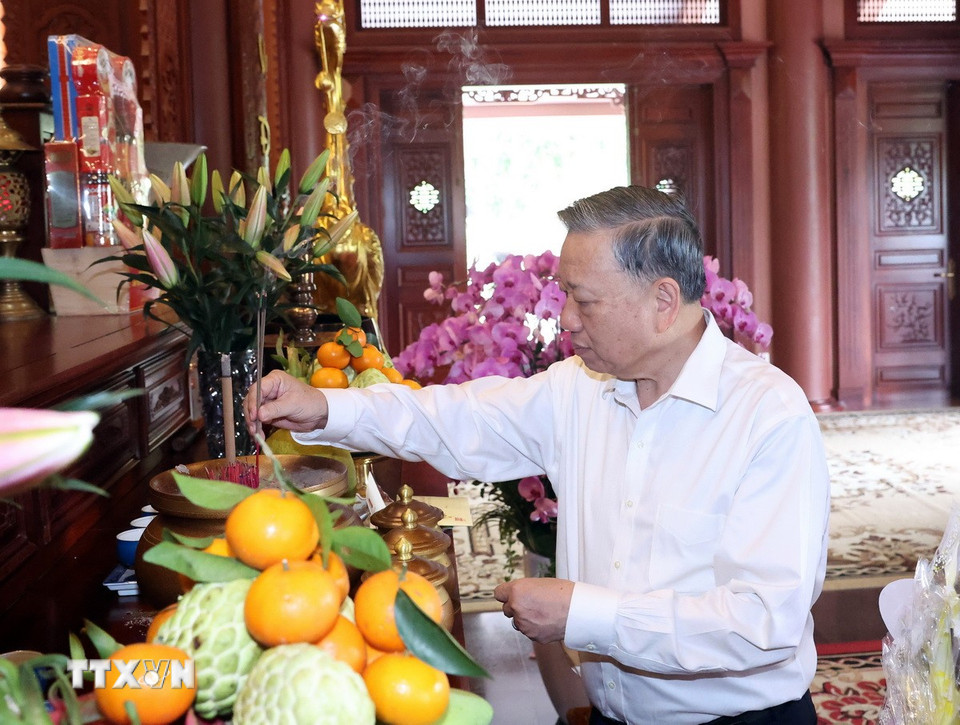 Tổng Bí thư Tô Lâm thắp hương tưởng nhớ Thủ tướng Phan Văn Khải. (Ảnh: Thống Nhất/TTXVN)