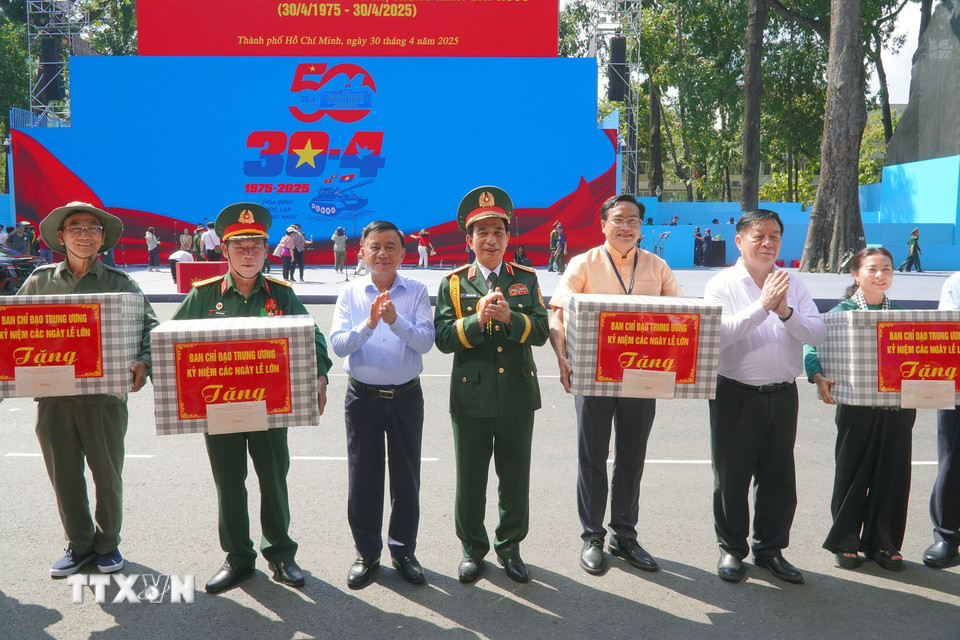Thường trực Ban Bí thư Trần Cẩm Tú và Bộ trưởng Quốc phòng Phan Văn Giang tặng quà động viên các lực lượng tham gia Tổng duyệt. (Ảnh: Trung Tuyến/TTXVN)