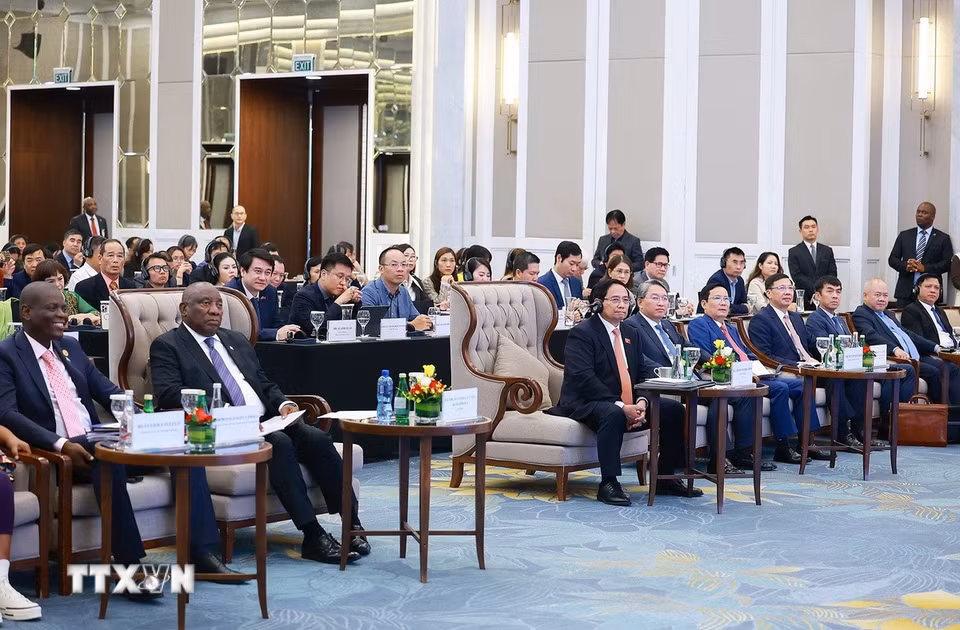 Thủ tướng Phạm Minh Chính và Tổng thống Nam Phi Matamela Cyril Ramaphosa dự Diễn đàn doanh nghiệp Việt Nam-Nam Phi. (Ảnh: Dương Giang/TTXVN)