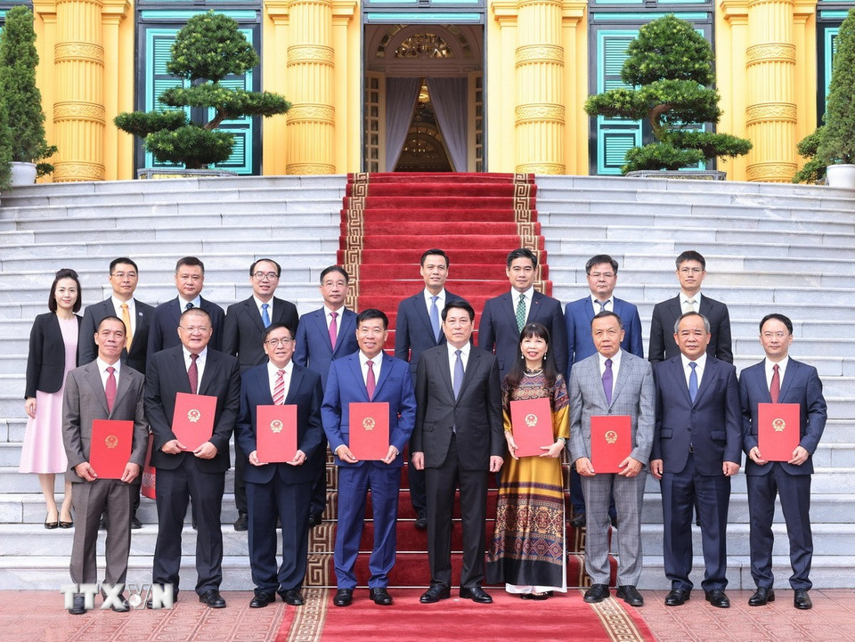 Chủ tịch nước Lương Cường với đại biểu và các cán bộ được phong hàm Đại sứ và bổ nhiệm Đại sứ Việt Nam ở nước ngoài. (Ảnh: Lâm Khánh/TTXVN)