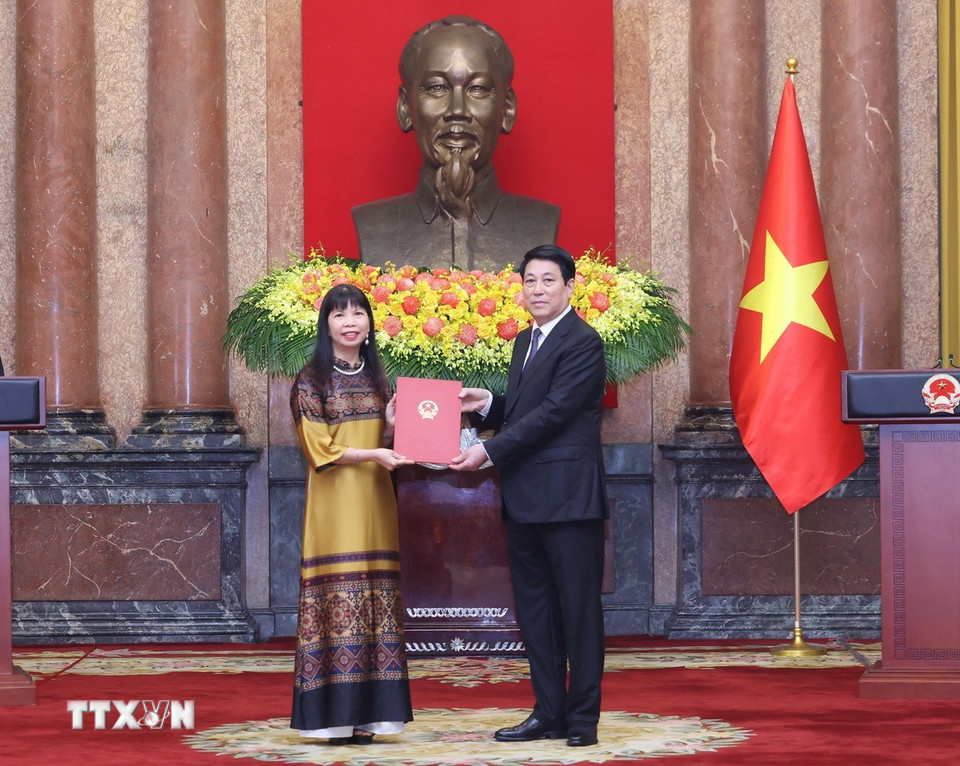 Chủ tịch nước Lương Cường trao Quyết định phong hàm Đại sứ bậc 1 cho bà Phạm Thị Kim Hoa, Phó Chủ nhiệm Ủy ban Nhà nước về người Việt Nam ở nước ngoài (Bộ Ngoại giao). (Ảnh: Lâm Khánh/TTXVN)