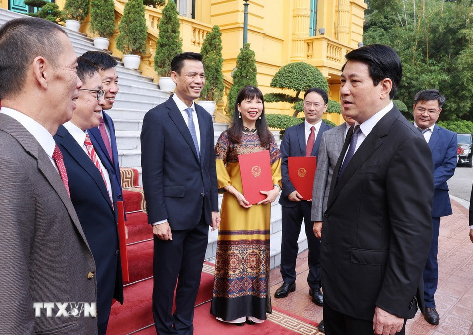 Chủ tịch nước Lương Cường với các cán bộ được phong hàm Đại sứ và bổ nhiệm Đại sứ Việt Nam ở nước ngoài. (Ảnh: Lâm Khánh/TTXVN)