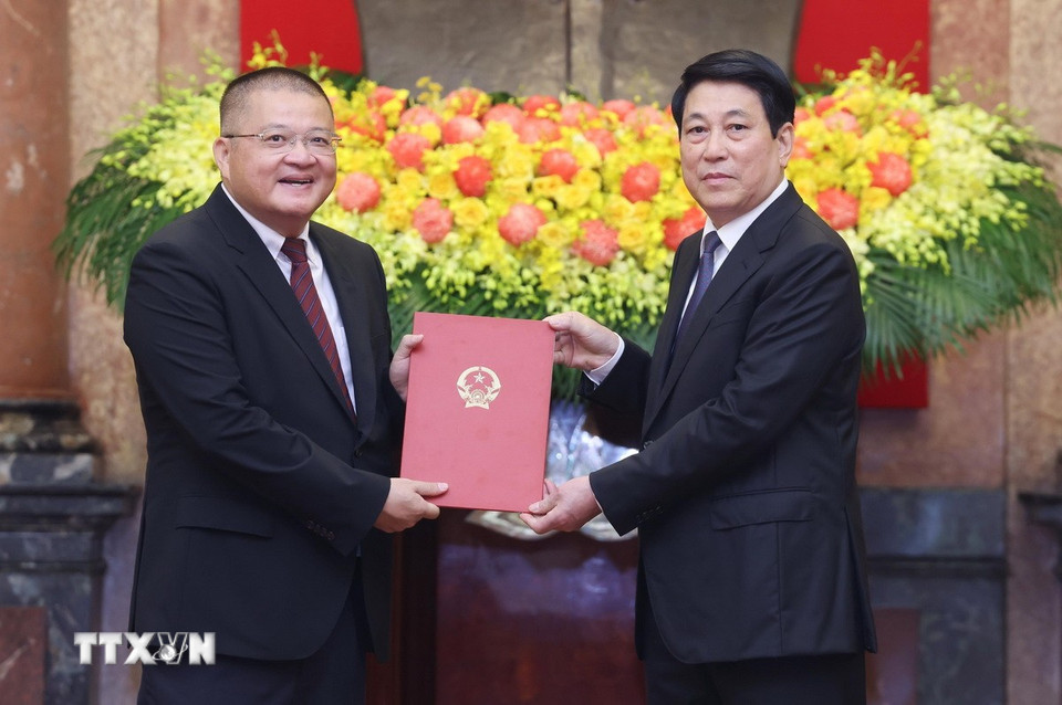 Chủ tịch nước Lương Cường trao Quyết định bổ nhiệm Đại sứ đặc mệnh toàn quyền Việt Nam cho ông Nguyễn Mạnh Thắng. (Ảnh: Lâm Khánh/TTXVN)