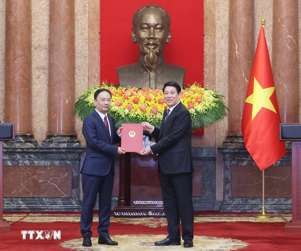 Chủ tịch nước Lương Cường trao Quyết định bổ nhiệm Đại sứ đặc mệnh toàn quyền Việt Nam cho ông Phạm Toàn Thắng. (Ảnh: Lâm Khánh/TTXVN)