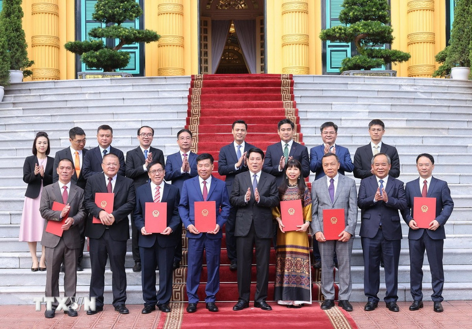 Chủ tịch nước Lương Cường với đại biểu và các cán bộ được phong hàm Đại sứ và bổ nhiệm Đại sứ Việt Nam ở nước ngoài. (Ảnh: Lâm Khánh/TTXVN)