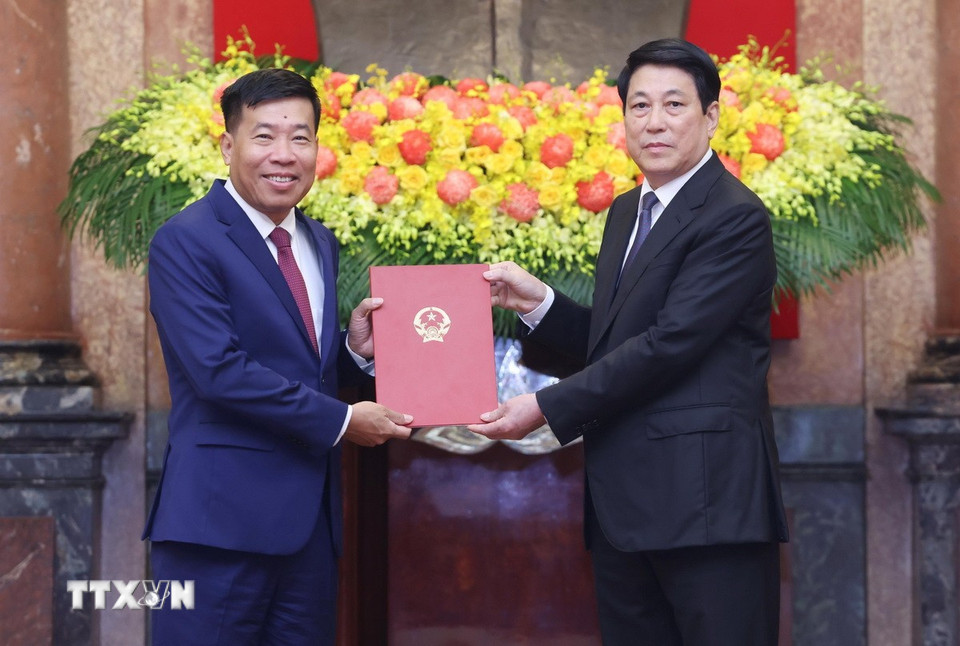 Chủ tịch nước Lương Cường trao Quyết định phong hàm Đại sứ bậc 2 cho Ủy viên Trung ương Đảng, Thứ trưởng Bộ Ngoại giao Nguyễn Mạnh Cường. (Ảnh: Lâm Khánh/TTXVN)