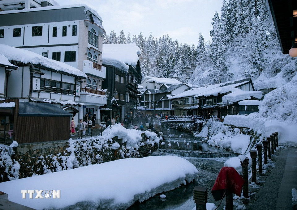 Tuyết phủ trắng Ginzan Onsen tạo nên khung cảnh tuyệt vời vào mùa Đông. (Ảnh: Xuân Giao/TTXVN)