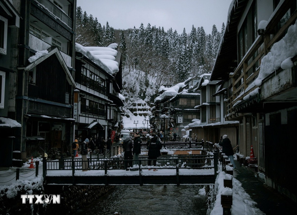 Ginzan Onsen là thị trấn có những nhà trọ suối nước nóng bằng gỗ mang vẻ đẹp hoài cổ nằm dọc hai bên sông Ginzan, tỉnh Yamagata, phía Đông Bắc Nhật Bản.