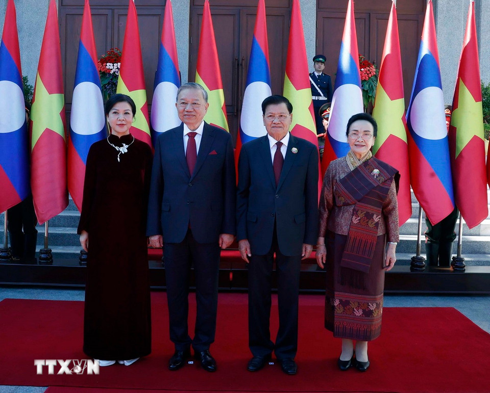 Tổng Bí thư Tô Lâm và Phu nhân cùng Tổng Bí thư, Chủ tịch nước Lào Thongloun Sisoulith và Phu nhân chụp ảnh chung. (Ảnh: Thống Nhất/TTXVN)