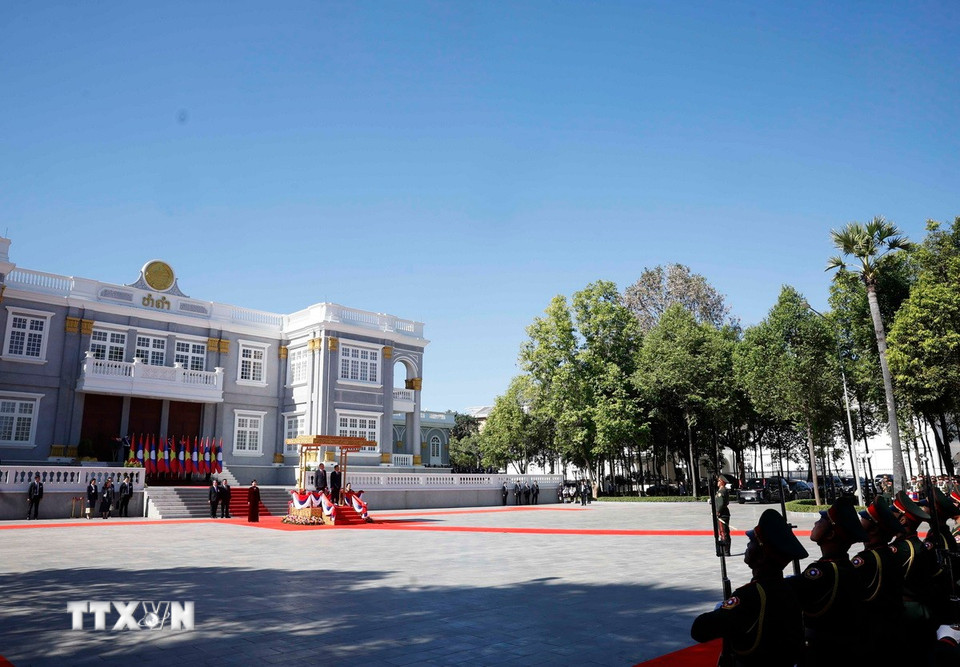 Tổng Bí thư Tô Lâm và Tổng Bí thư, Chủ tịch nước Lào Thongloun Sisoulith trên bục danh dự, nghe Quân nhạc cử Quốc thiều hai nước. (Ảnh: Thống Nhất/TTXVN)