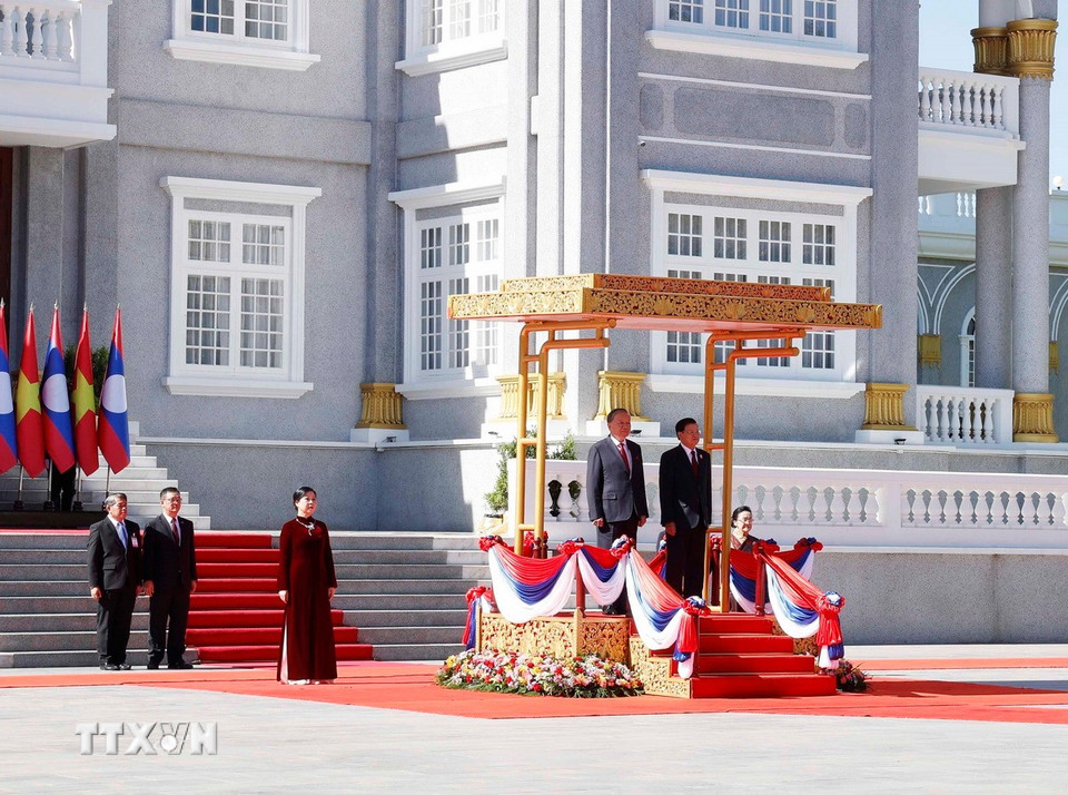 Tổng Bí thư Tô Lâm và Tổng Bí thư, Chủ tịch nước Lào Thongloun Sisoulith trên bục danh dự, nghe Quân nhạc cử Quốc thiều hai nước. (Ảnh: Thống Nhất/TTXVN)