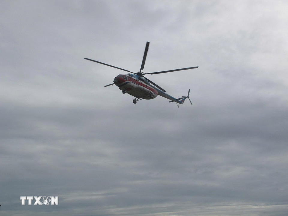 Trực thăng lên đường cứu trợ người dân vùng lũ. (Ảnh: TTXVN phát)