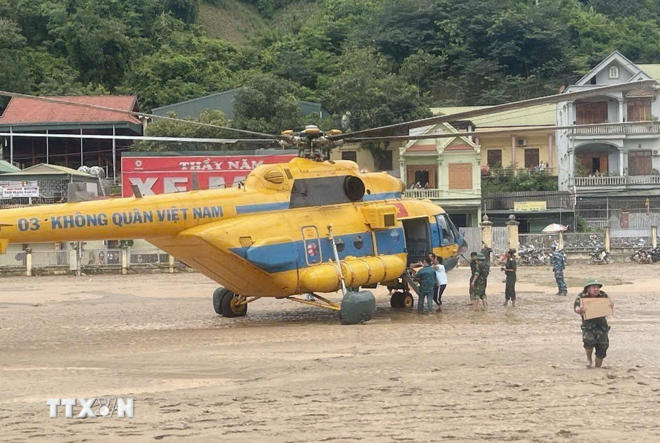 Máy bay trực thăng Mi 171 của Quân chủng Phòng không Không quân mang theo hàng cứu trợ gồm lương thực, thực phẩm, nước uống... hạ cánh xuống huyện Tương Dương. (Ảnh: TTXVN phát)